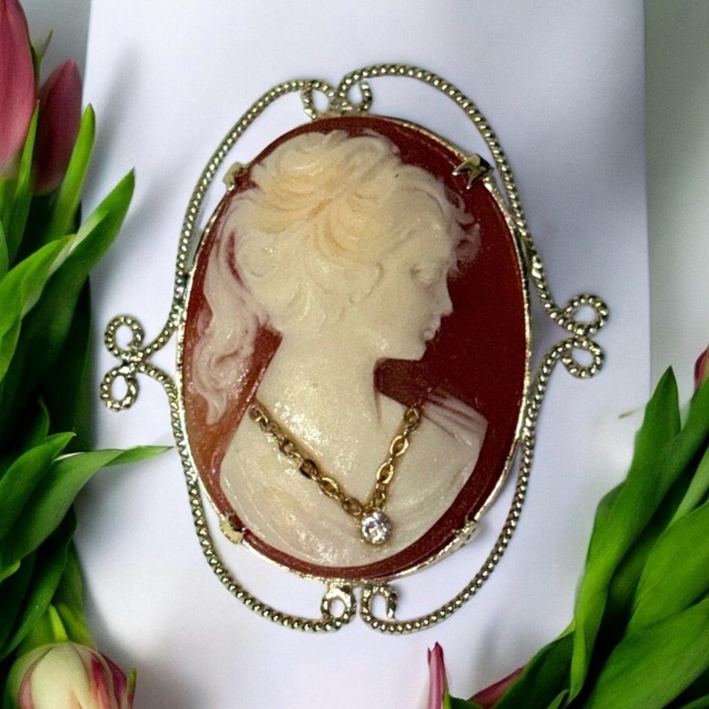 Vintage Cameo Brooch Gold Filigree Frame Rhinestone Necklace Detail